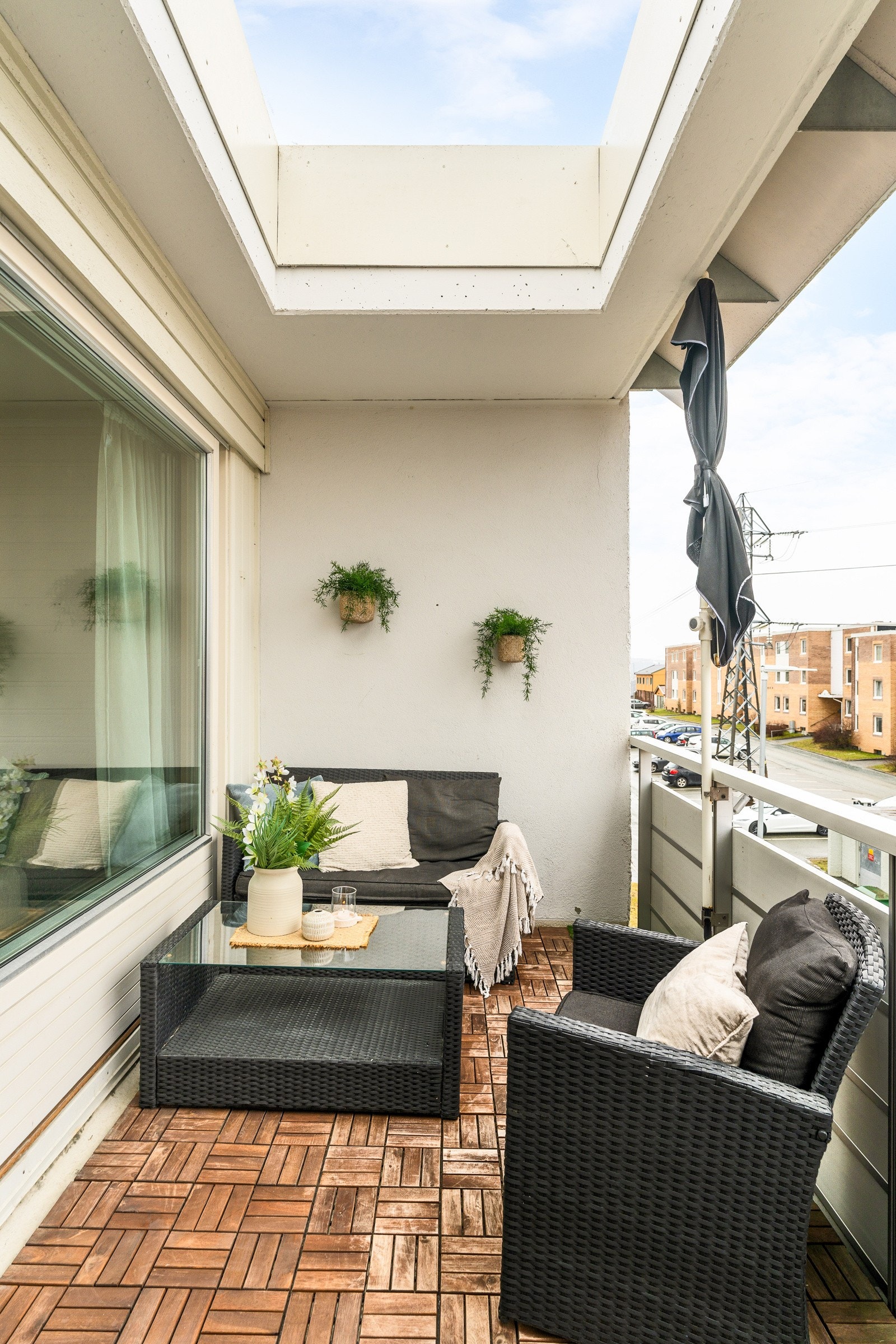 Den er takoverbygd, men med en åpen himling som gir luft og dagslys samtidig som du sitter godt skjermet. Galleribilde