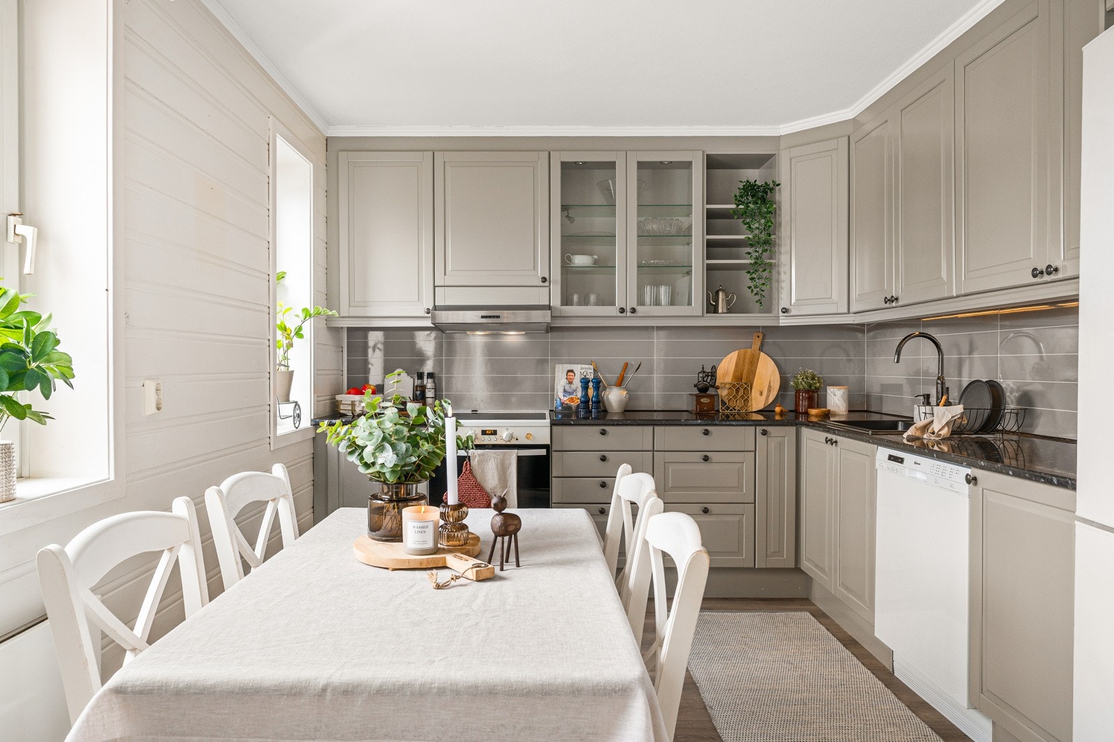 Det er godt med oppbevaringsplass for diverse kjøkkenutstyr i flere skuffer og skap. Galleribilde