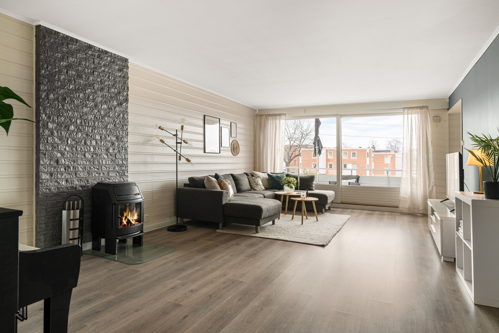 Oppholdsrommet oppleves luftig og lys. I stuen kan du enkelt skape din egen stil, enten du ønsker moderne preferanser eller en lun og koselig atmosfære. Galleribilde