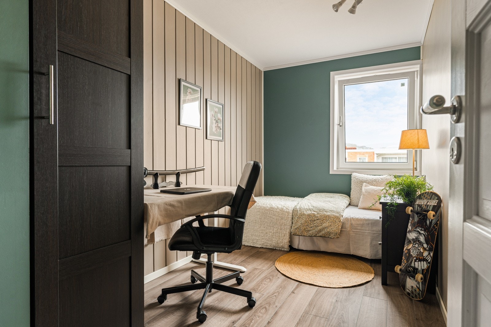 Soverom 3 er målt til ca. 7,5 kvm. De minste rommene har oppgraderte overflater og laminatgulv, og begge med store garderober. Galleribilde