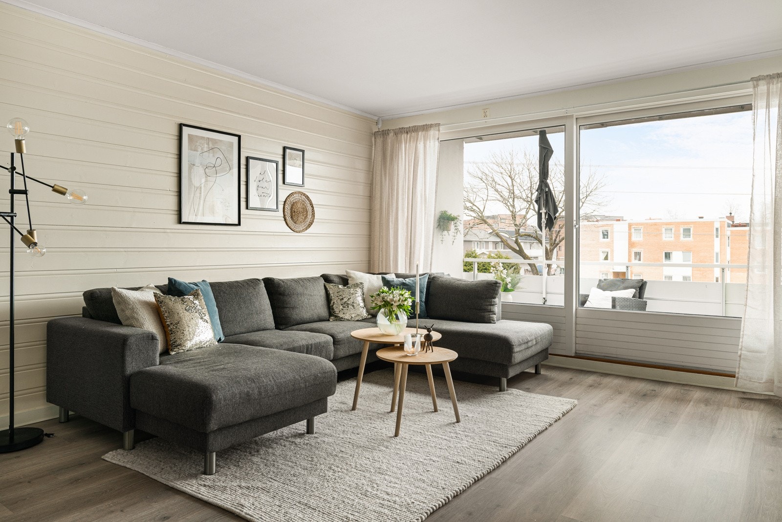 De store stuevinduene bidrar til rikelig med naturlig lys gjennom hele dagen. Galleribilde