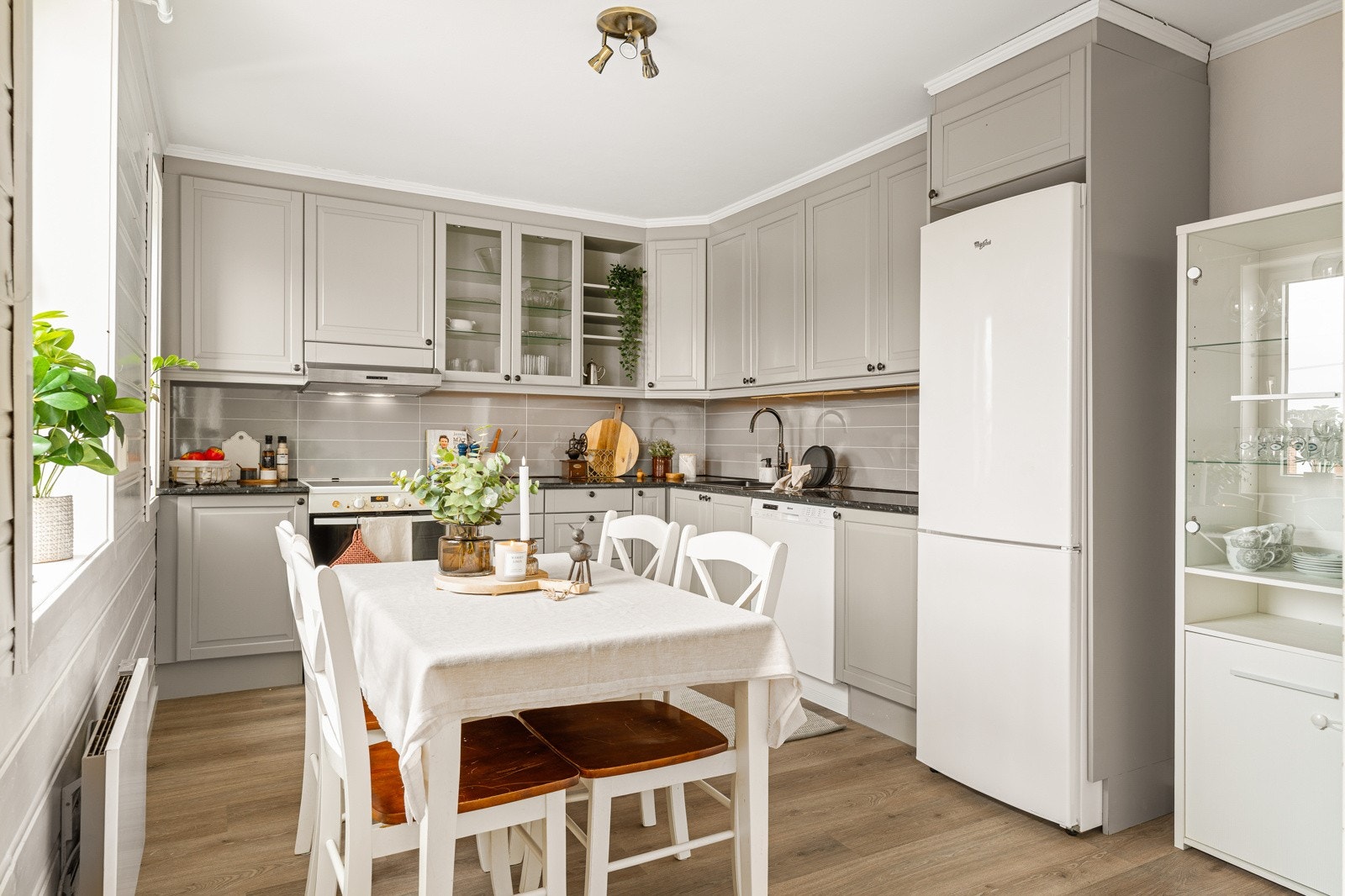 Funksjonelt kjøkken, oppfrisket i 2018 med spraylakkerte fronter, ny kjøkkenbenk og vaskekum. I tillegg ble kjøkkenvifte, varmtvannstank og laminatgulv byttet. Galleribilde