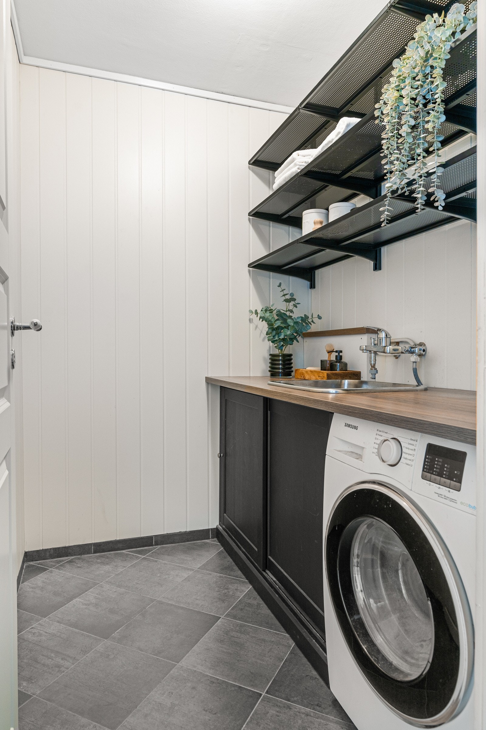 Praktisk vaskerom, oppgradert i 2020 med ny vegg, flislagt gulv, plassbygde løsninger, hyller, nedfelt kum og opplegg for vaskemaskin. Galleribilde