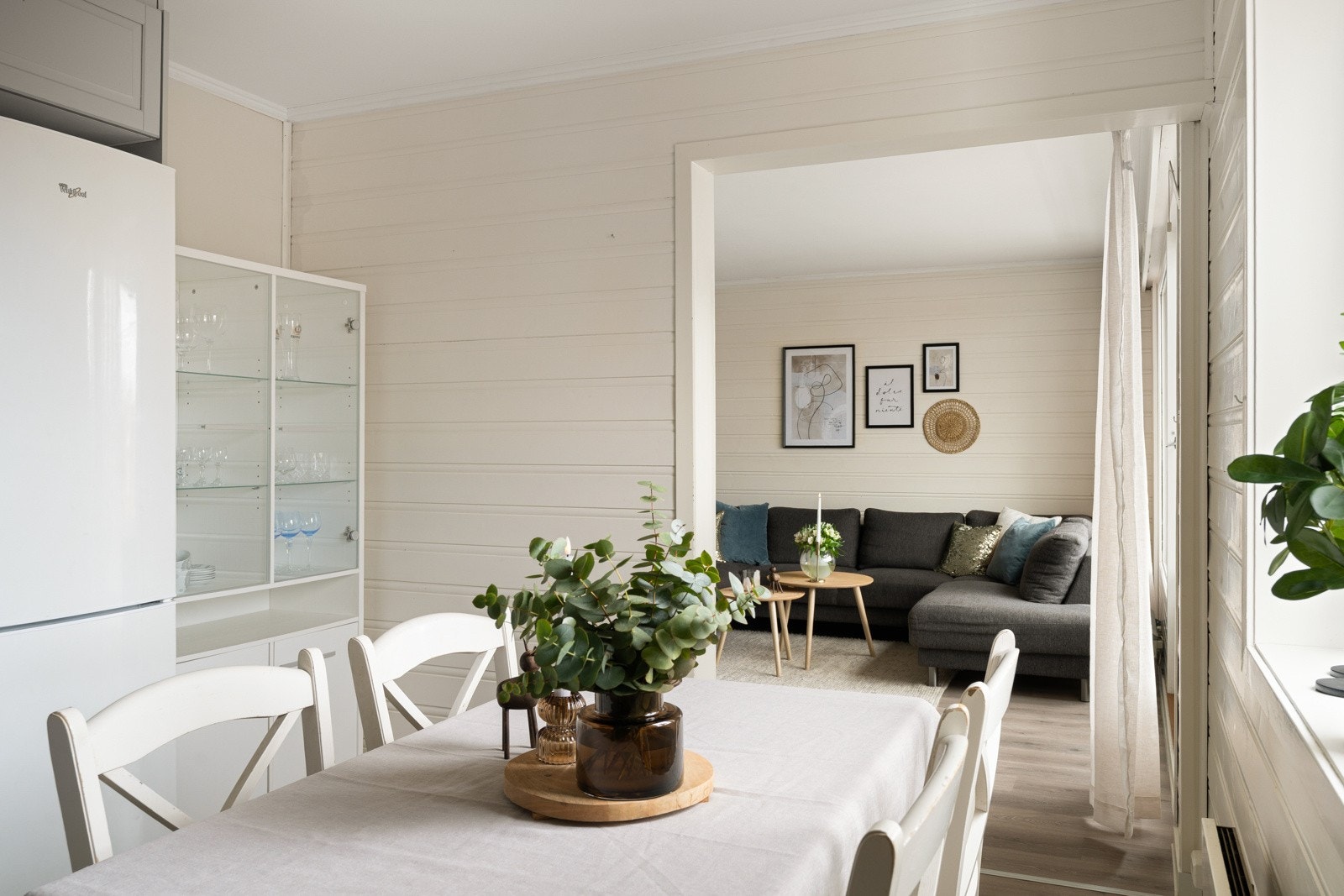 Spiseplassen ved vinduet gjør måltidene til en lys og rolig sone i hverdagen. Galleribilde