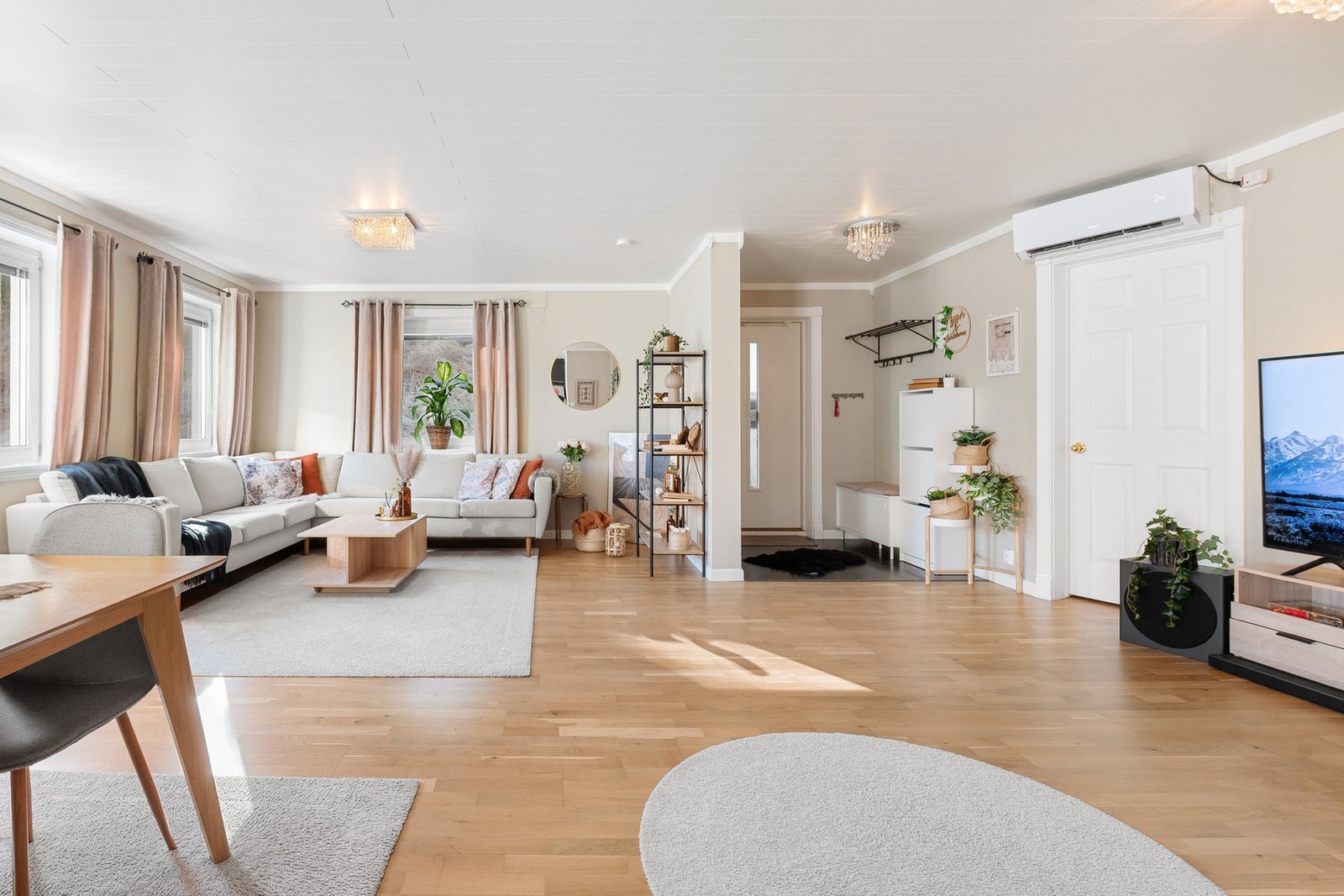 I tilknytning til stue/kjøkken er det god plass til spisegruppe. Galleribilde