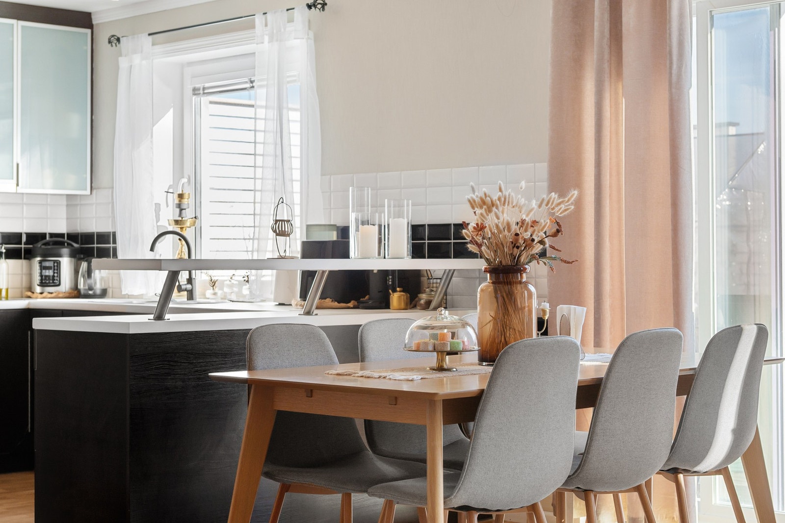 Hyggelig tomannsbolig som ble ombygget fra enebolig til tomannsbolig i 2015. Galleribilde