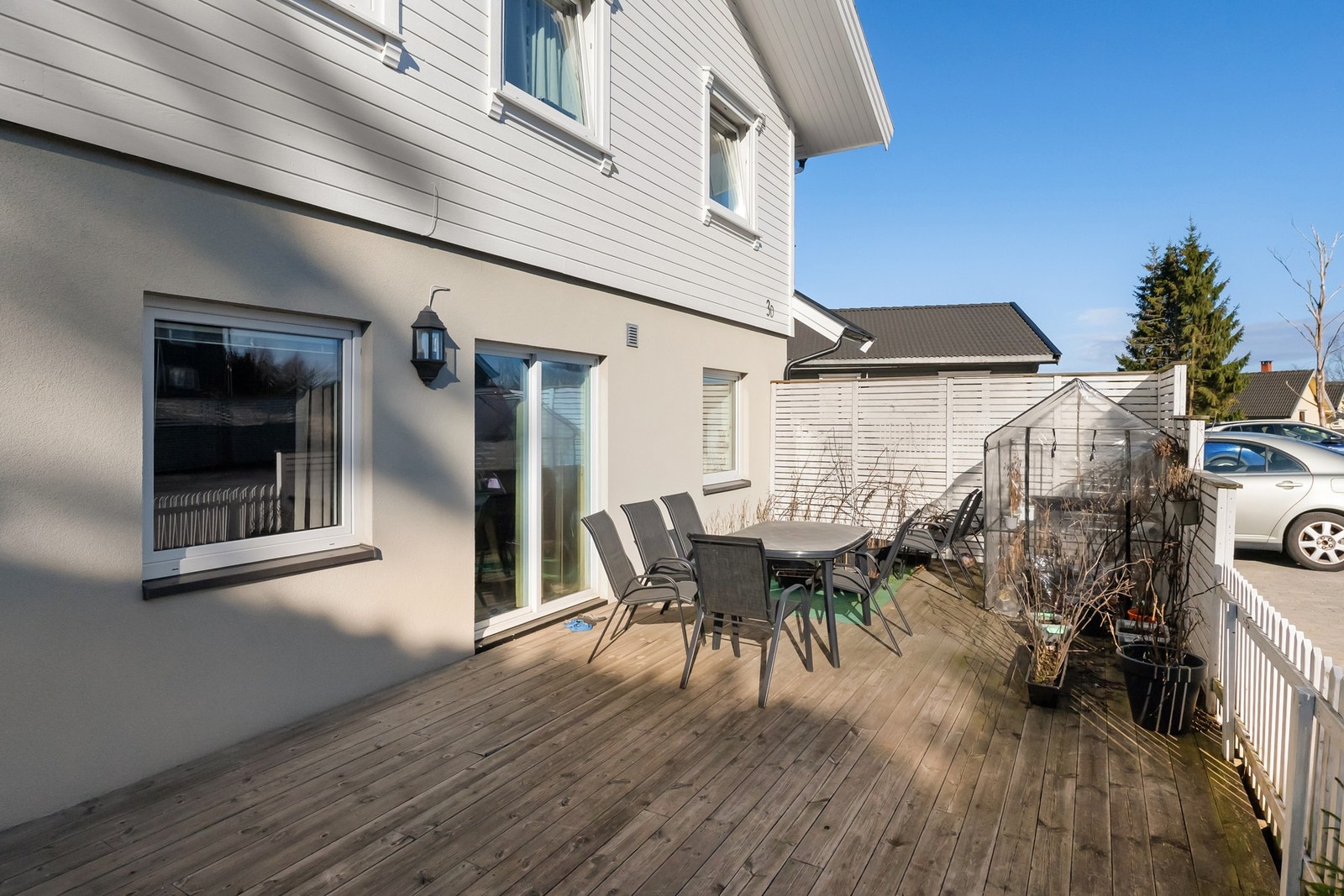 Stor terasse med plass til utemøbler. Galleribilde