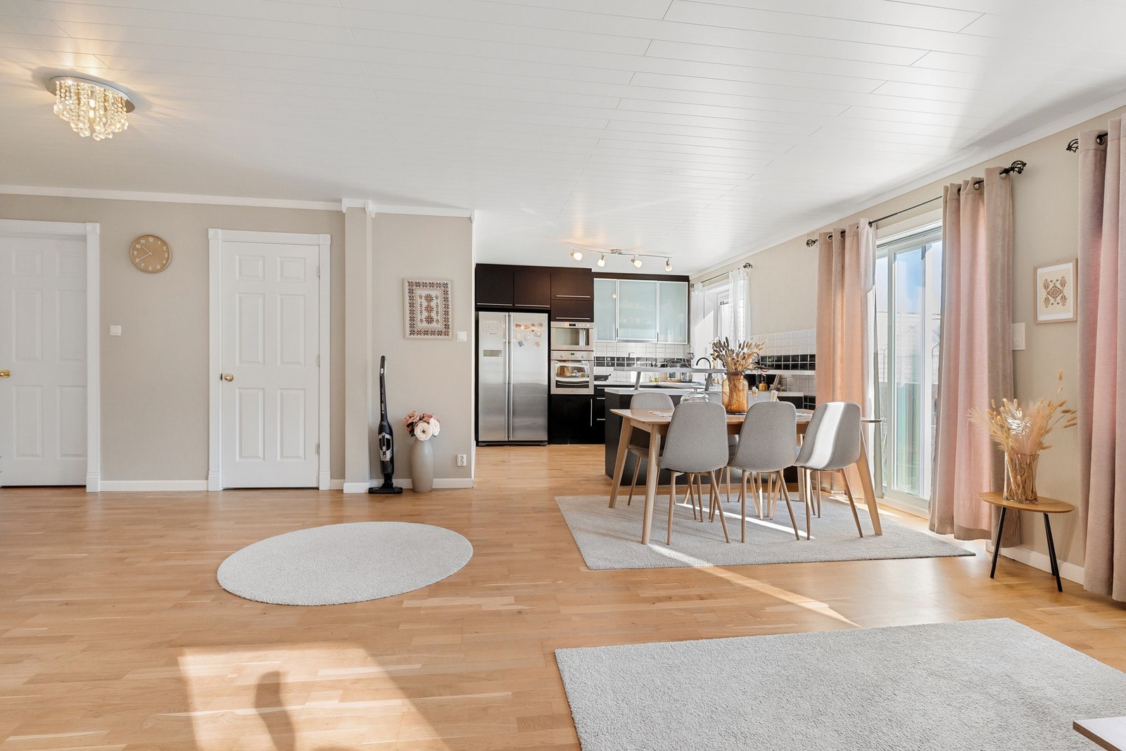 Åpen stue/kjøkkenløsning med gode lysforhold. Galleribilde