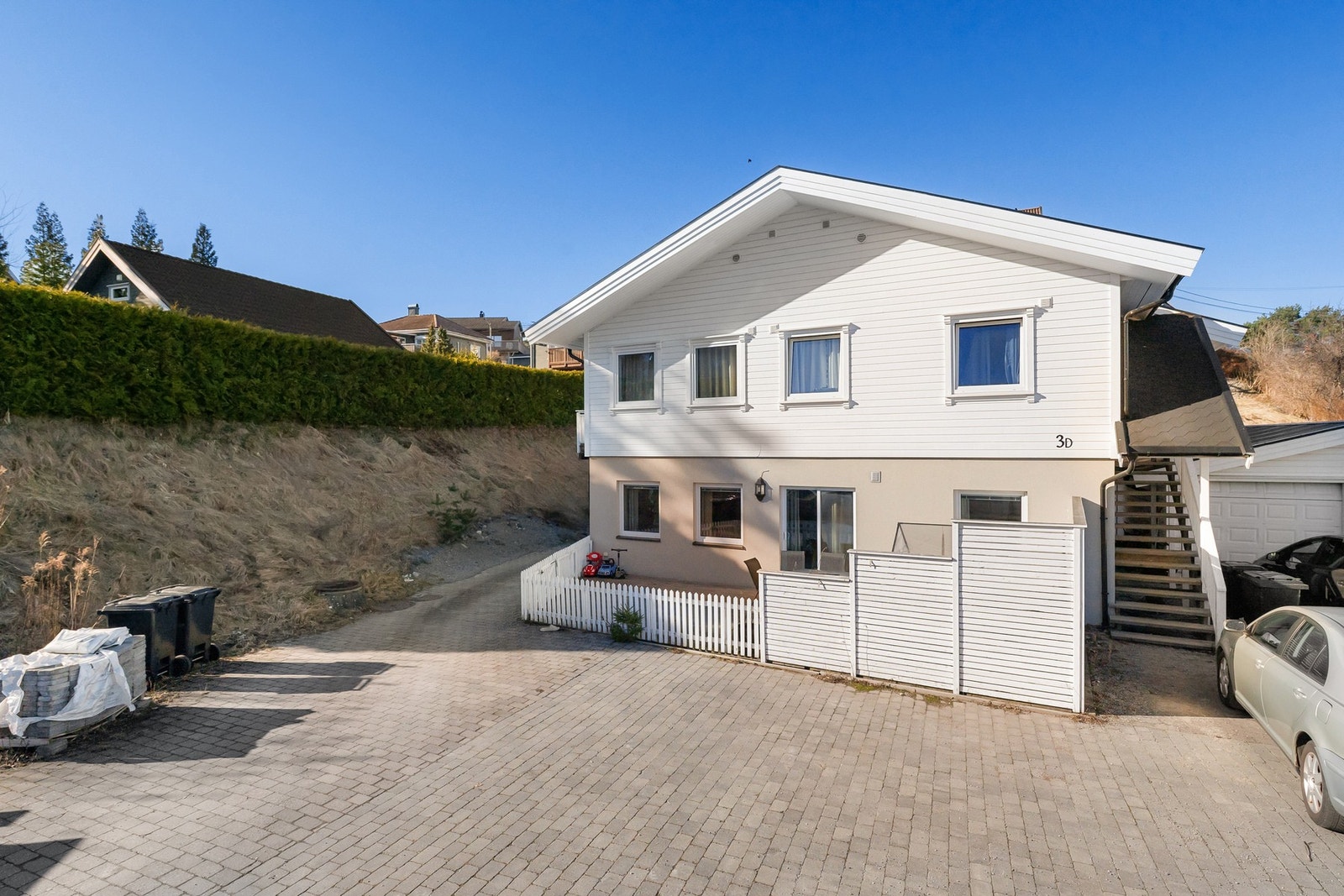 Eiendommen er beliggende i et barnevennlig og rolig område med landlige omgivelser i Tistedal. Galleribilde