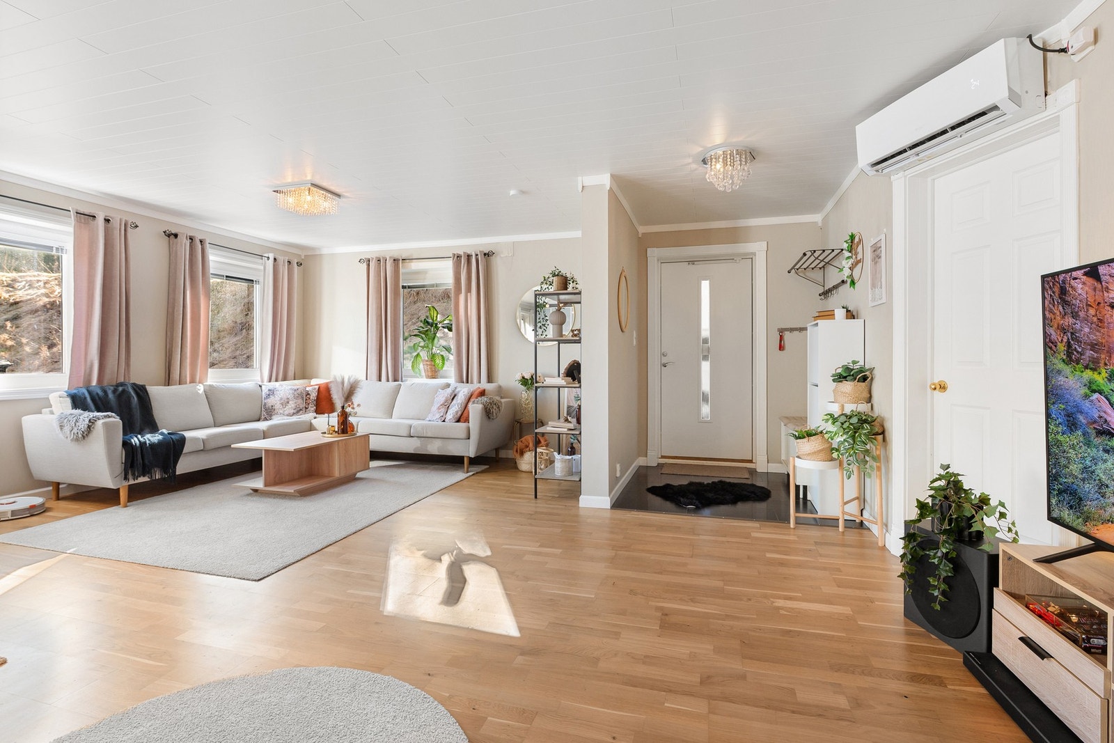 Boligen består av entré, stue/kjøkken, bad, 3 soverom og sportsbod. Galleribilde