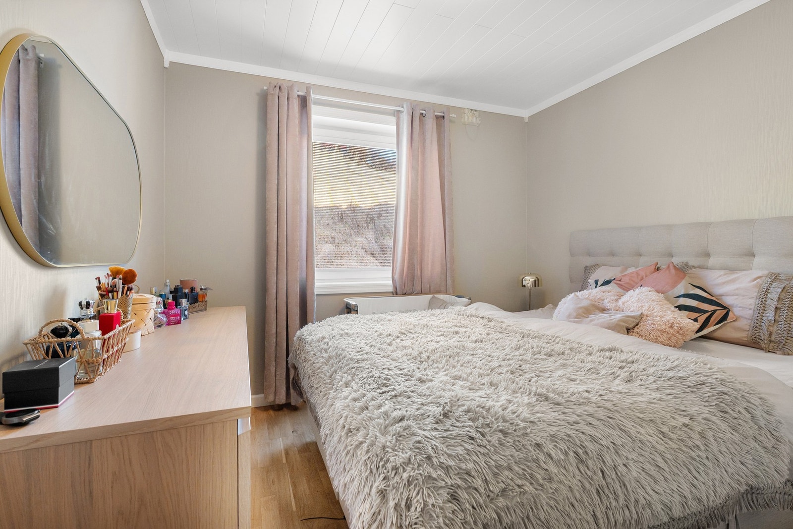 Lyst og fint soverom med plass til dobbelseng, kommode og nattbord. Galleribilde