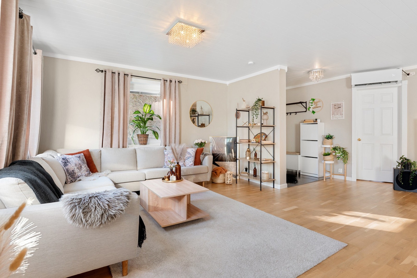 Lys og delikat stue med plass til sofagruppe og tilhørende møblement. Galleribilde