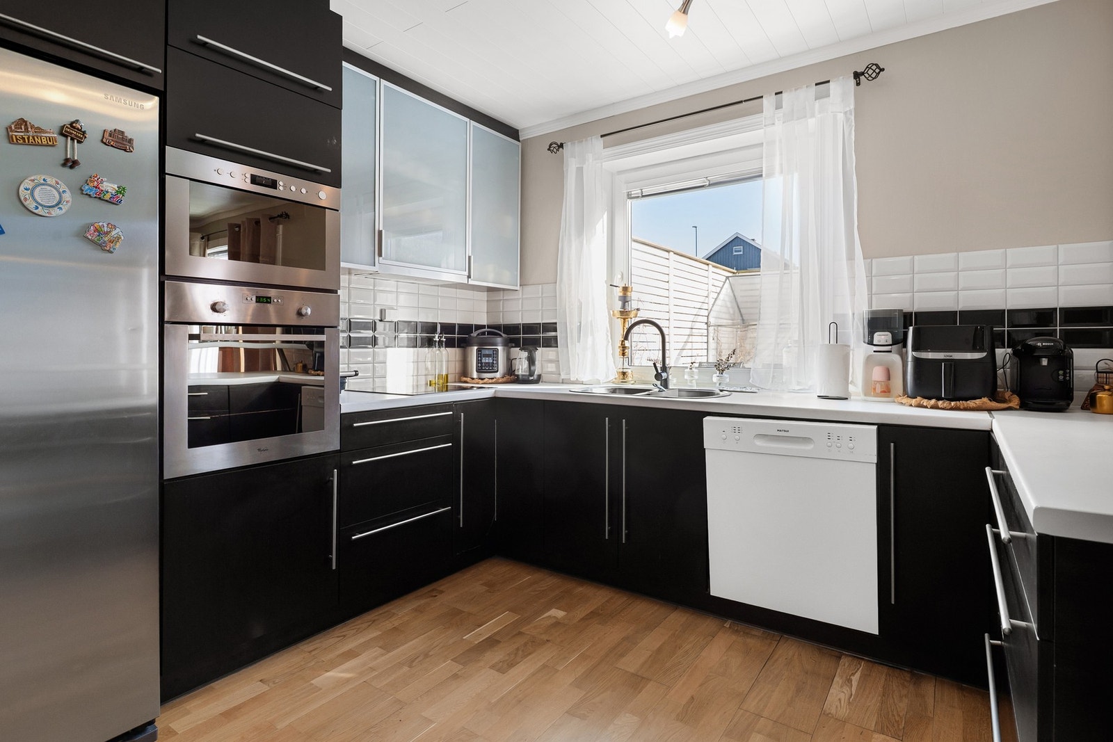 Kjøkkenet innehar integrert mikro, stekeovn og platetopp. Det er også installert komfyrvakt. Galleribilde