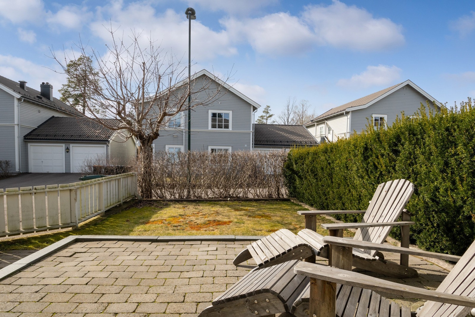 Boligen har tre fine uteplasser - én balkong på ca. 6 kvm og to markterrasser på rundt 23 kvm hver. Galleribilde