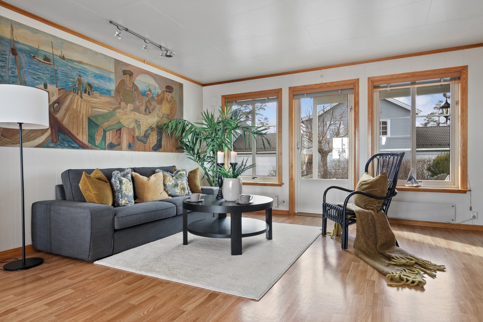 Dagslyset strømmer inn via store vinduer, og det er utgang til uteplasser fra både stuen og kjøkkenet. Galleribilde