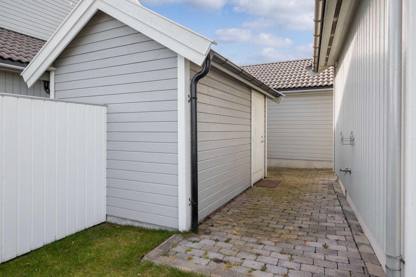 Boligen har lagringsplass i én innebod og to uteboder ca. 4 kvm og én på ca. 5 kvm Galleribilde