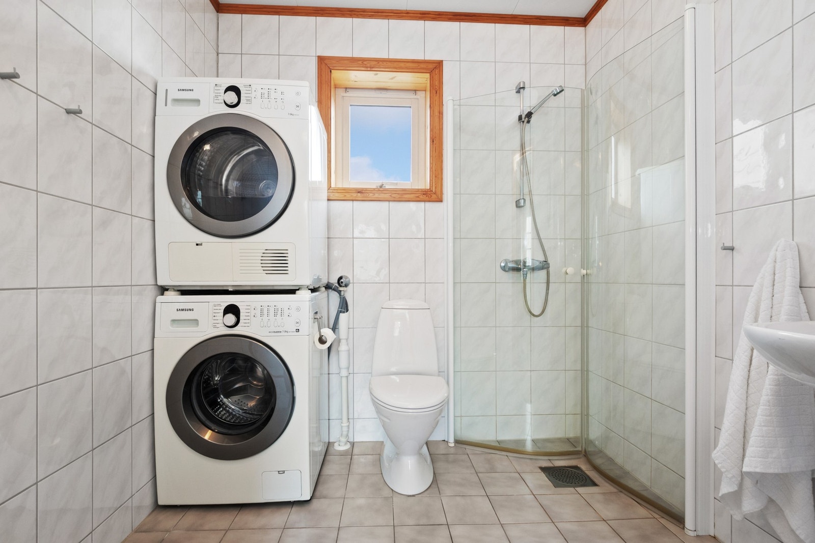 Boligen inneholder et bad/wc/vaskerom og et bad/wc. Førstnevnte ligger i hendig tilknytning til entreen, og har lyse fliser på veggene og grå fliser på gulv med gulvvarme. Galleribilde