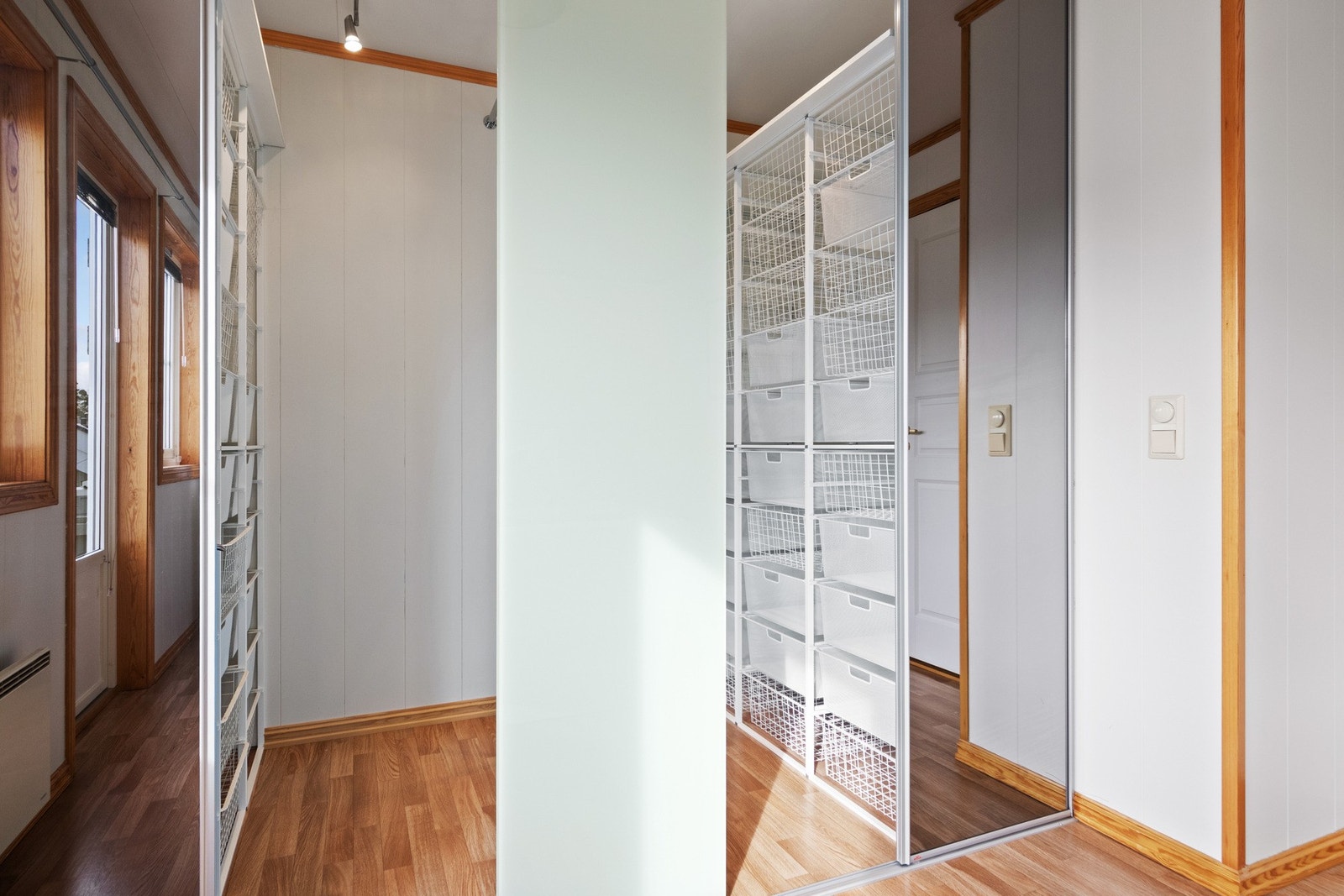 To av soverommene, trappegangen og entreen har garderobeløsninger. Galleribilde