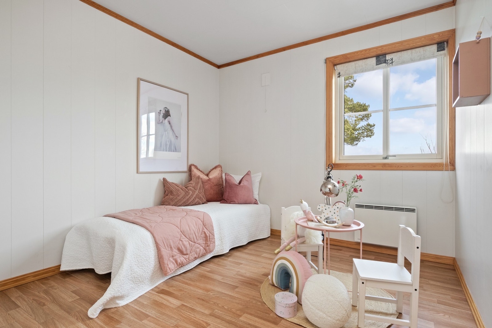 Veggene er malt opp i stilrent hvitt, og det er belegg i parkettimitasjon på gulvene. Galleribilde