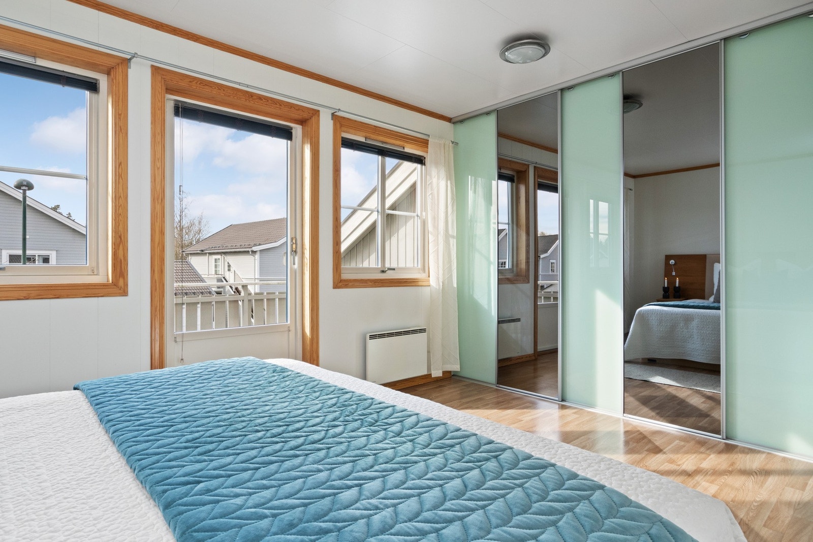 Soverommene har store sprossevinduer som sørger for rikt, naturlig lysinnslipp. Galleribilde