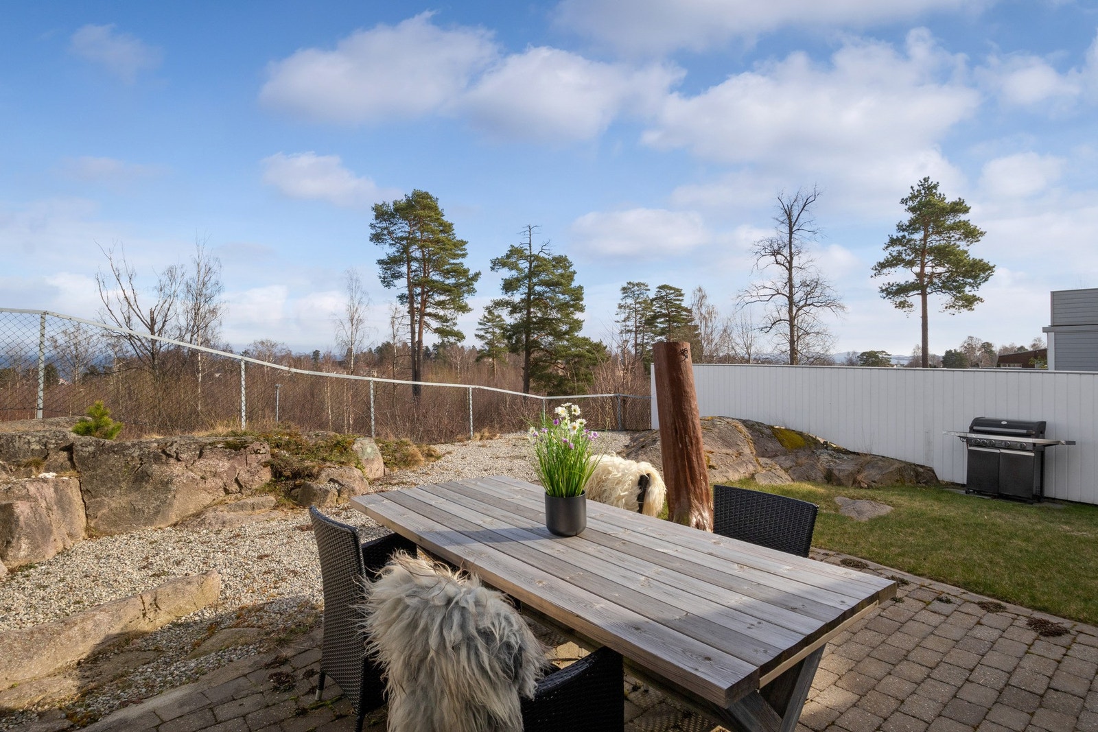 Fellestomten er pent opparbeidet med plenarealer, hekk og asfaltert gårdsplass, og det er fjellknauser i nabolaget hvor familiens minste kan gå på oppdagelsesferd. Galleribilde