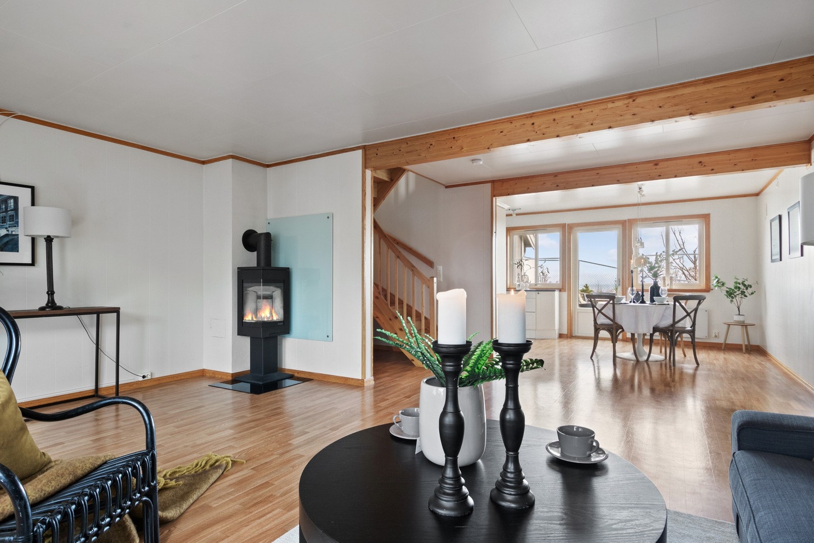 Stuen ligger i åpen løsning med kjøkkenet, og sammen danner de et luftig og innbydende allrom som dekker nesten hele første etasje. Galleribilde