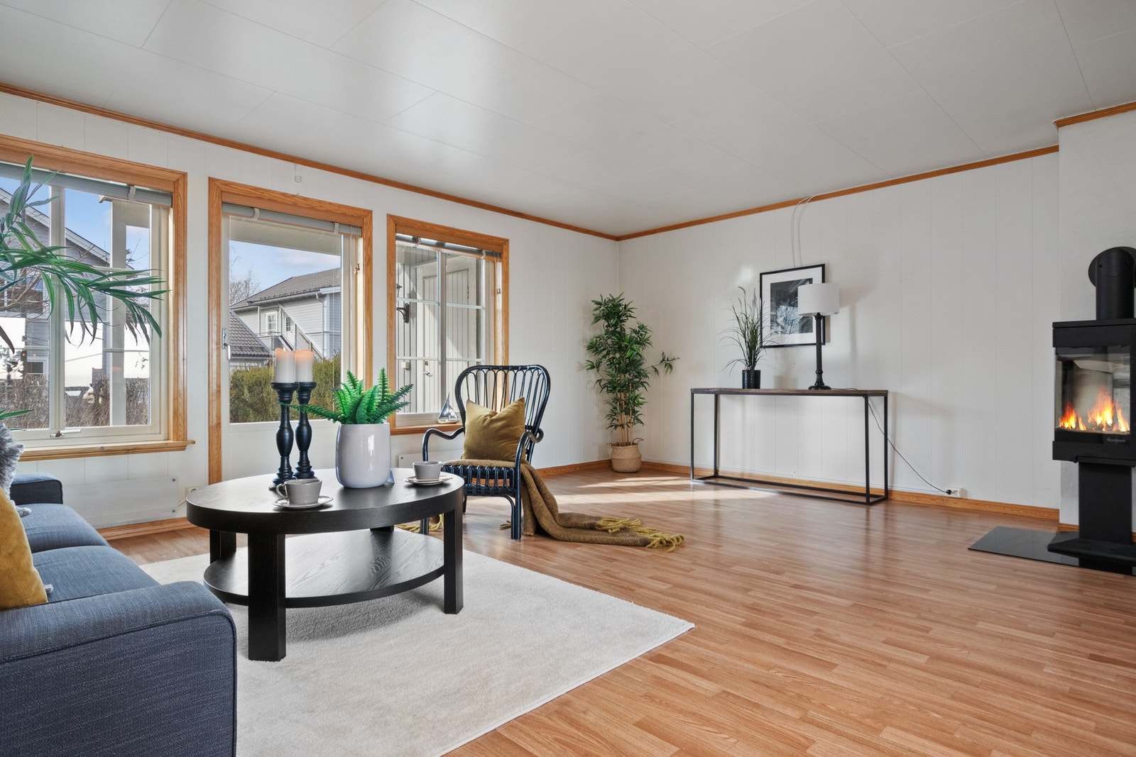 De gode gulvflatene byr på utmerket møbleringsfrihet, og ved stuesonen er det montert en rentbrennende, moderne peisovn. Galleribilde