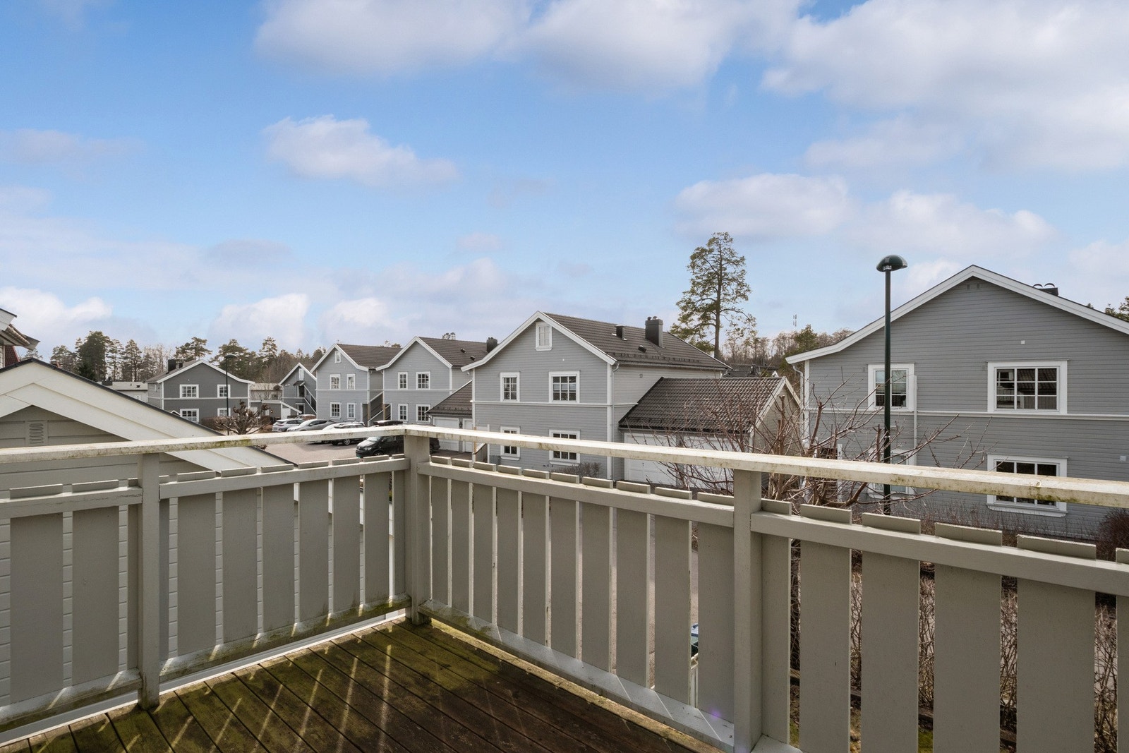 Her er det fint utsyn over nabolaget, og balkongen har dekke og rekkverk i tre. Galleribilde
