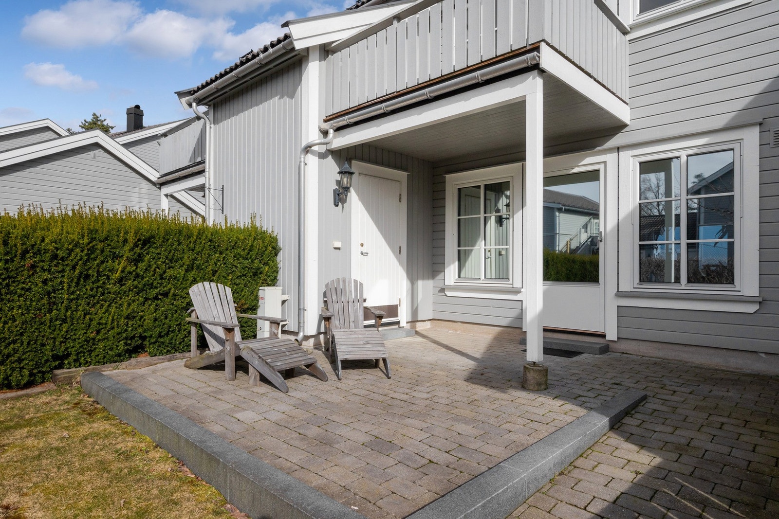 Romslig steinbelagt markterrasse. Galleribilde