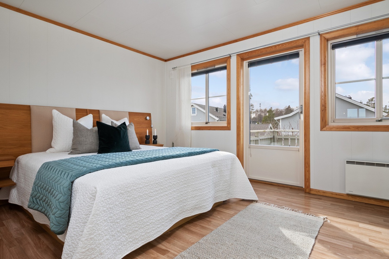 Det er tre pene soverom i boligen, og alle ligger samlet i andre etasje. fra ett av rommene er det utgang til en vestvendt balkong på ca. 6 kvm. Galleribilde