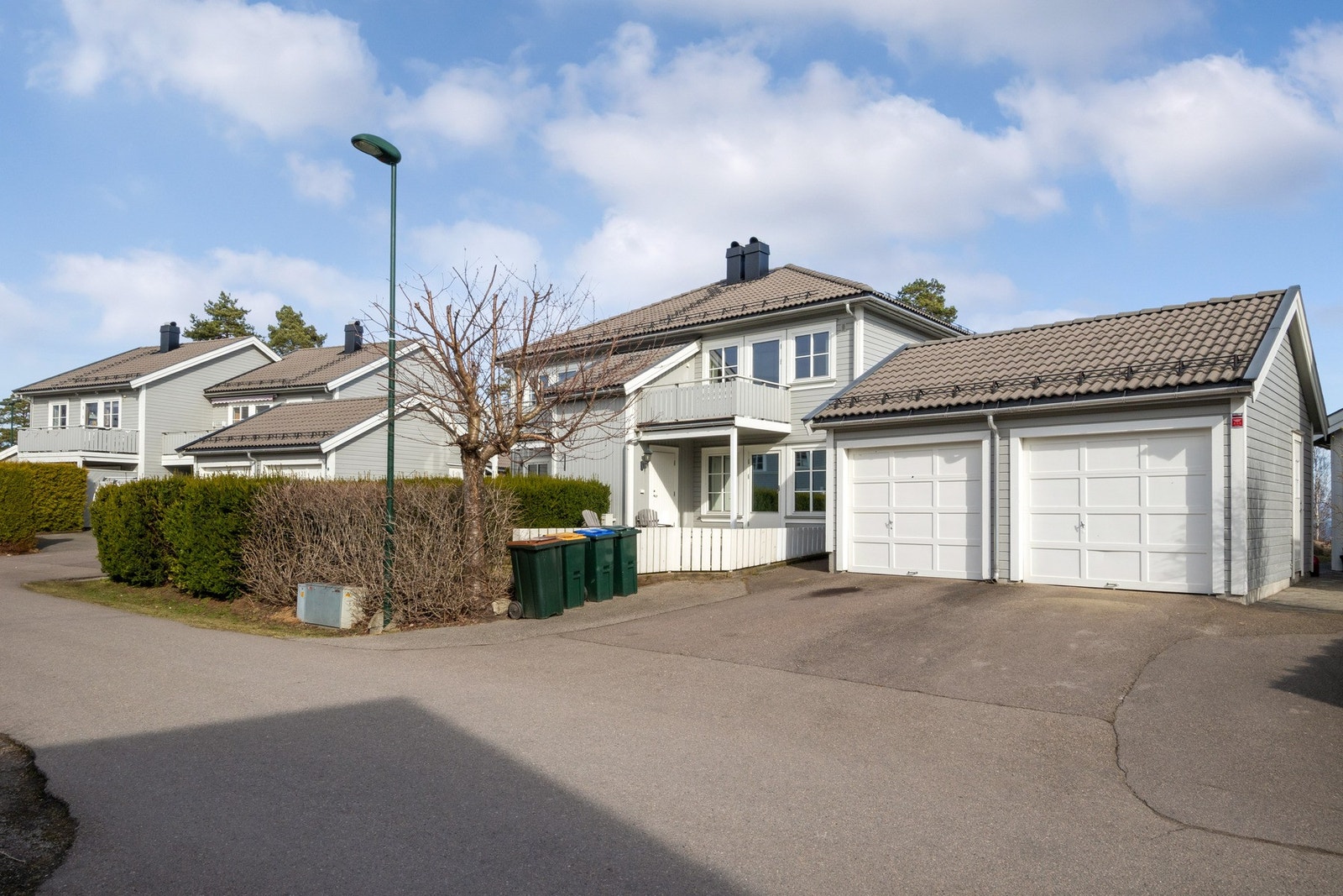 Det er parkering i en disponibel halvpart av en frittstående dobbelgarasje. Galleribilde