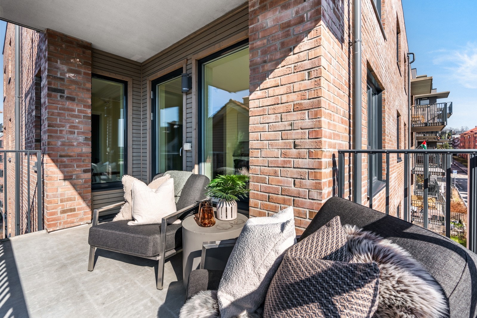 Syd-vest vendt balkong med gode solforhold Galleribilde