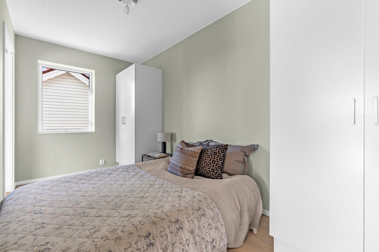 Romslig soverom med god plass til dobbeltseng og garderobeløsninger Galleribilde