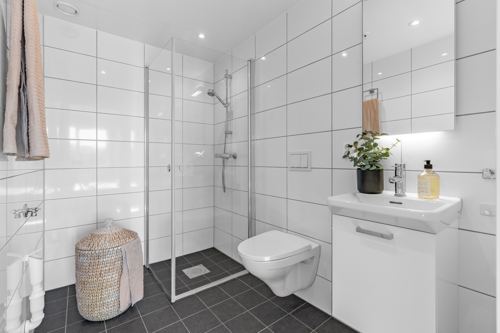 Hybel: Bad/wc med opplegg for vaskemaskin og varmekabler i gulv Galleribilde