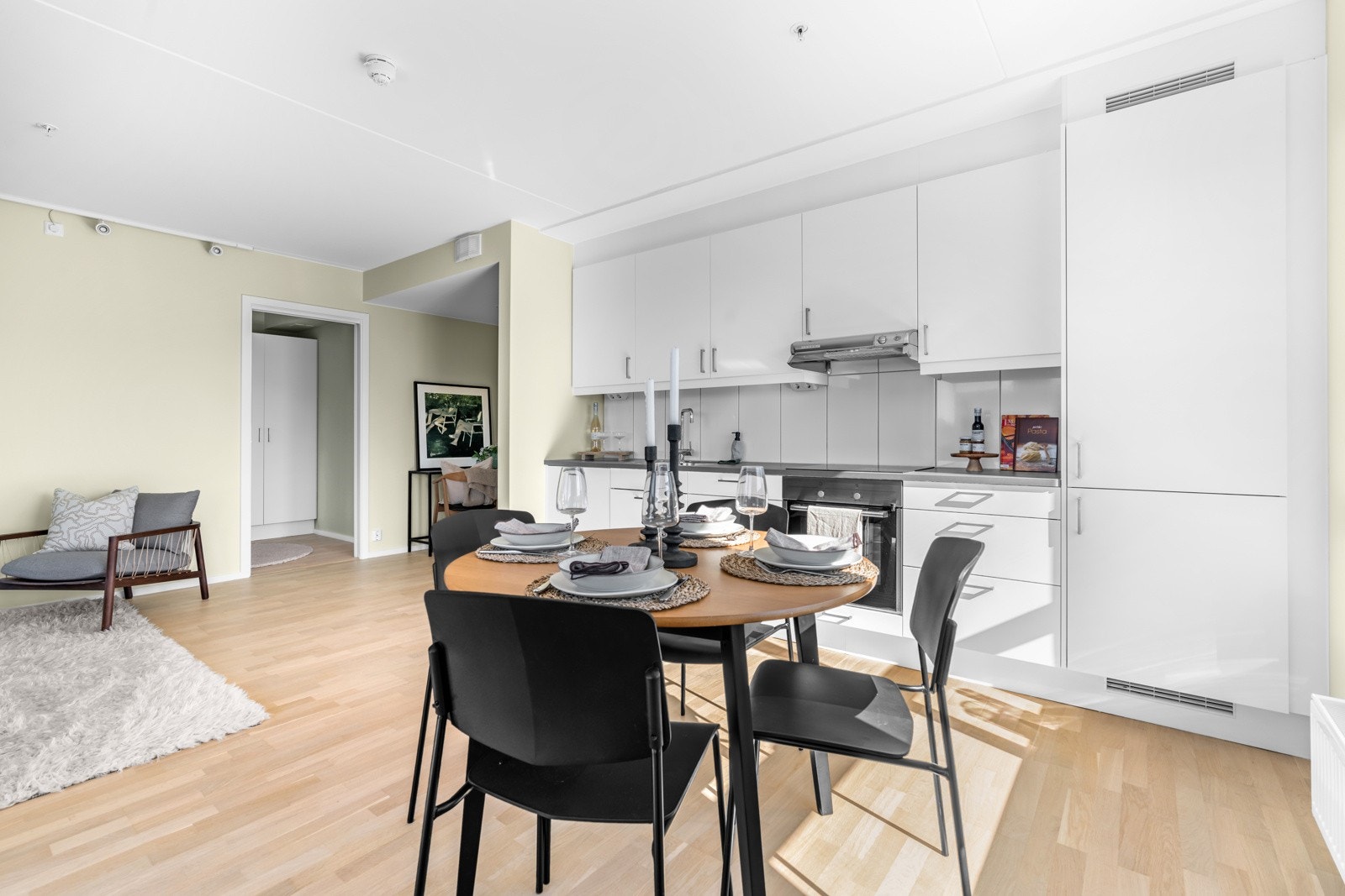 Pent kjøkken med integrerte hvitevarer Galleribilde