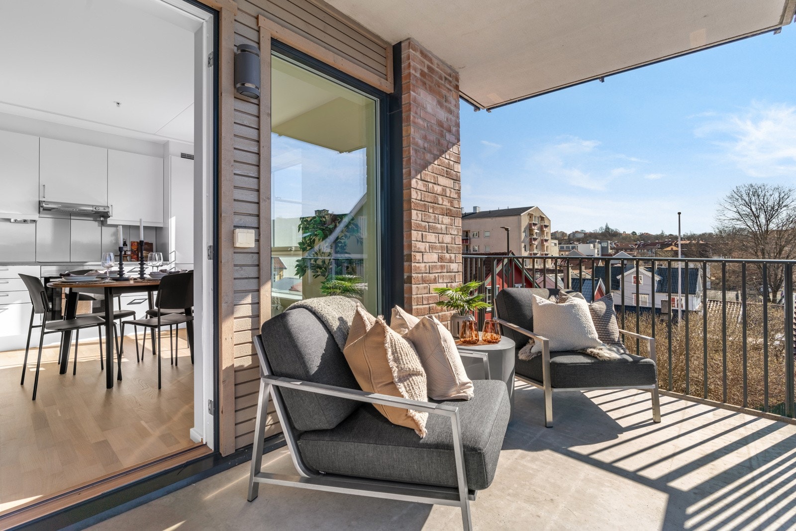 Syd-vest vendt balkong med gode solforhold Galleribilde