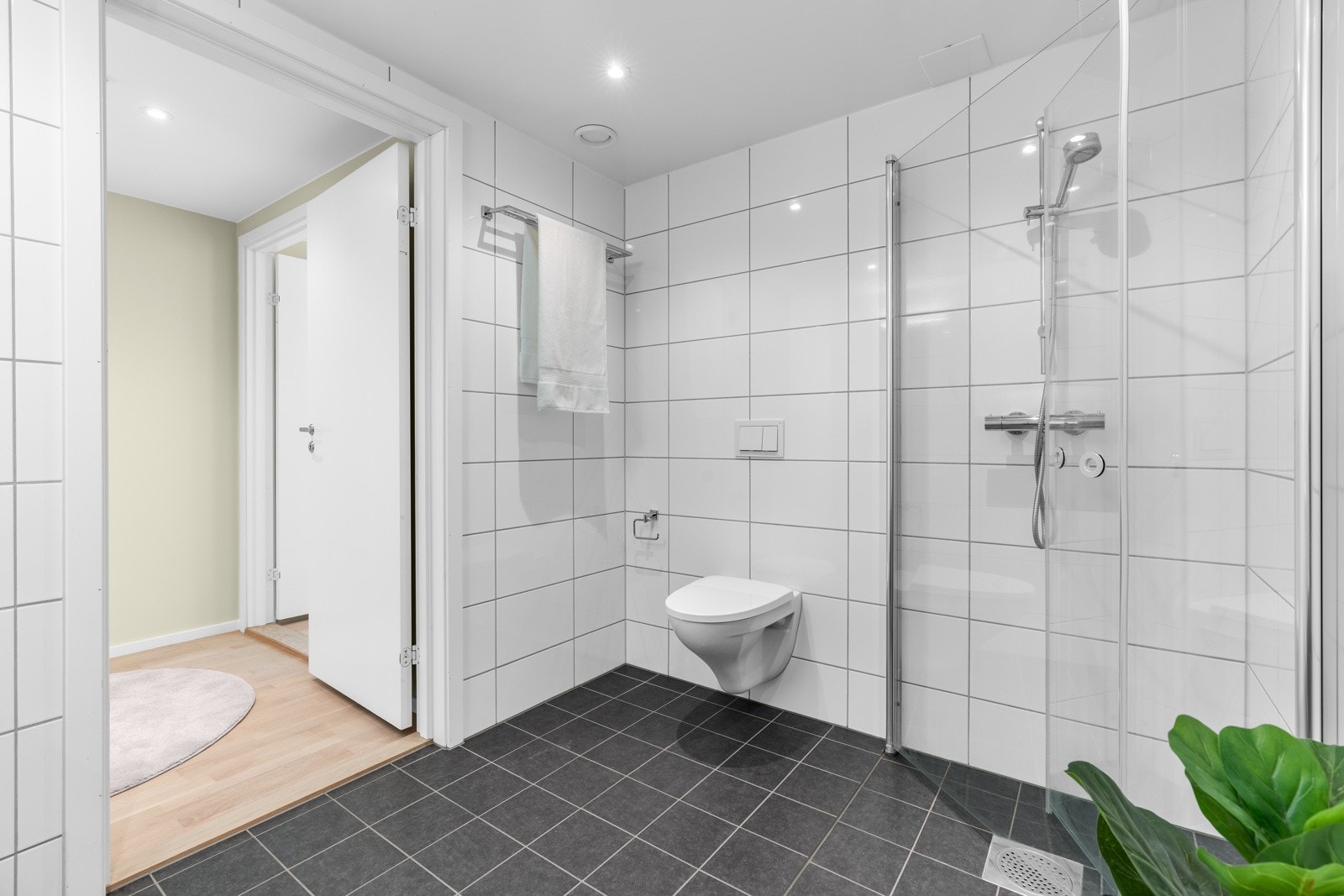 Delikat bad/wc med opplegg for vaskemaskin og tørketrommel. Varmekabler i gulv Galleribilde