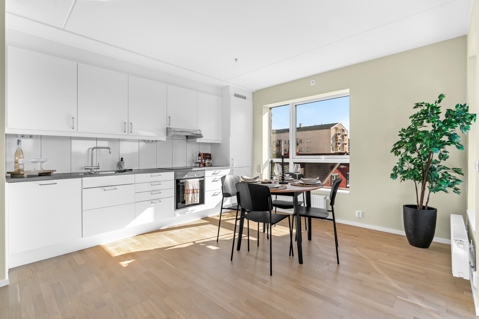 Store vindusflater som slipper inn rikelig med naturlig lys Galleribilde