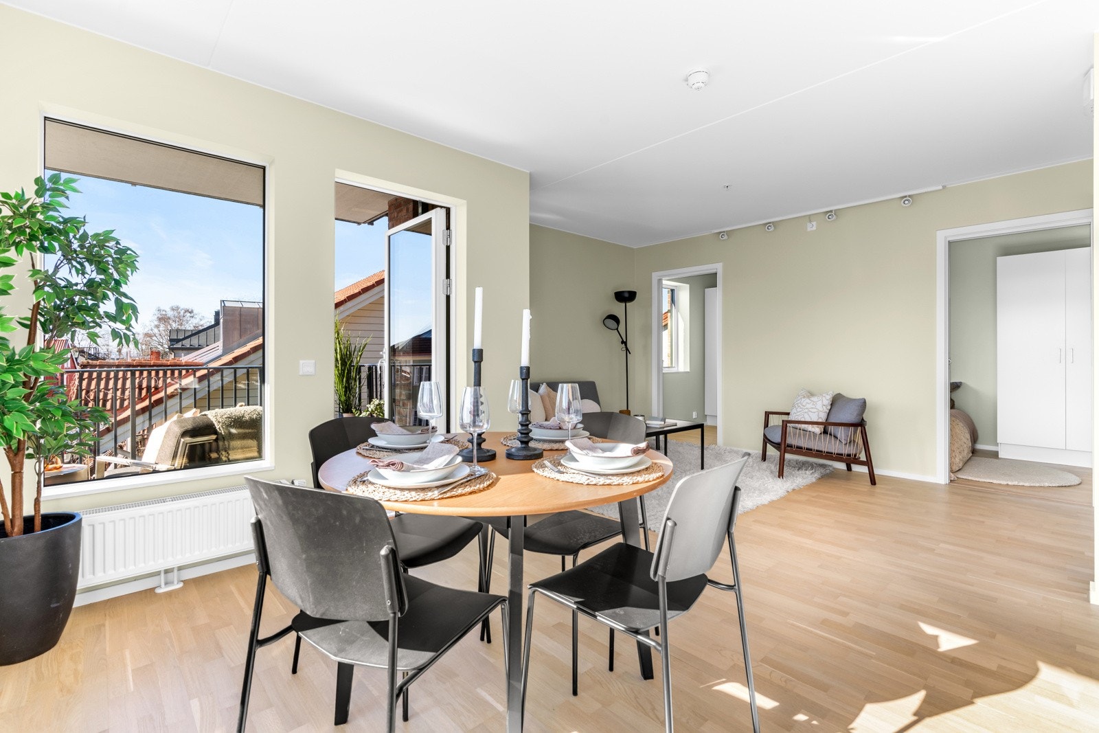 God plass til stort spisebord ved kjøkkenet Galleribilde