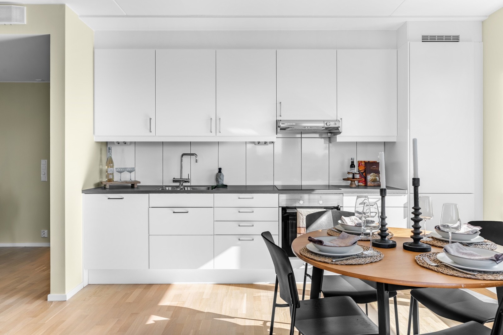 Pent kjøkken med integrerte hvitevarer Galleribilde