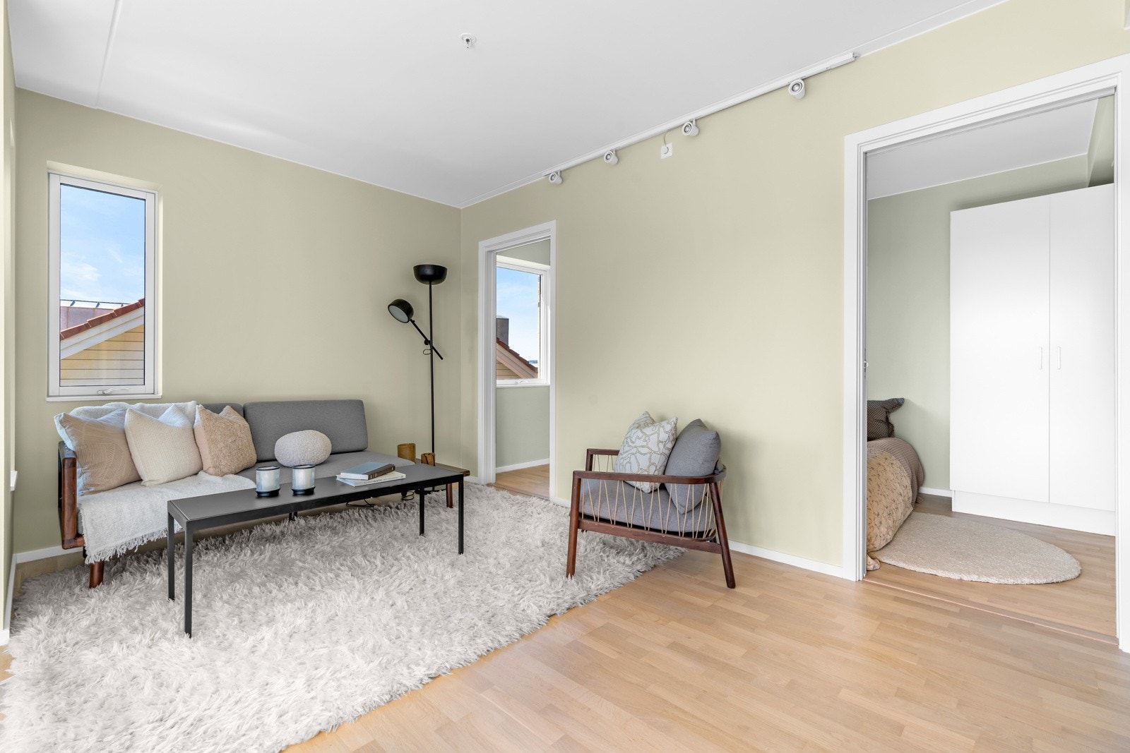 Leiligheten er malt i moderne og behagelige farger Galleribilde