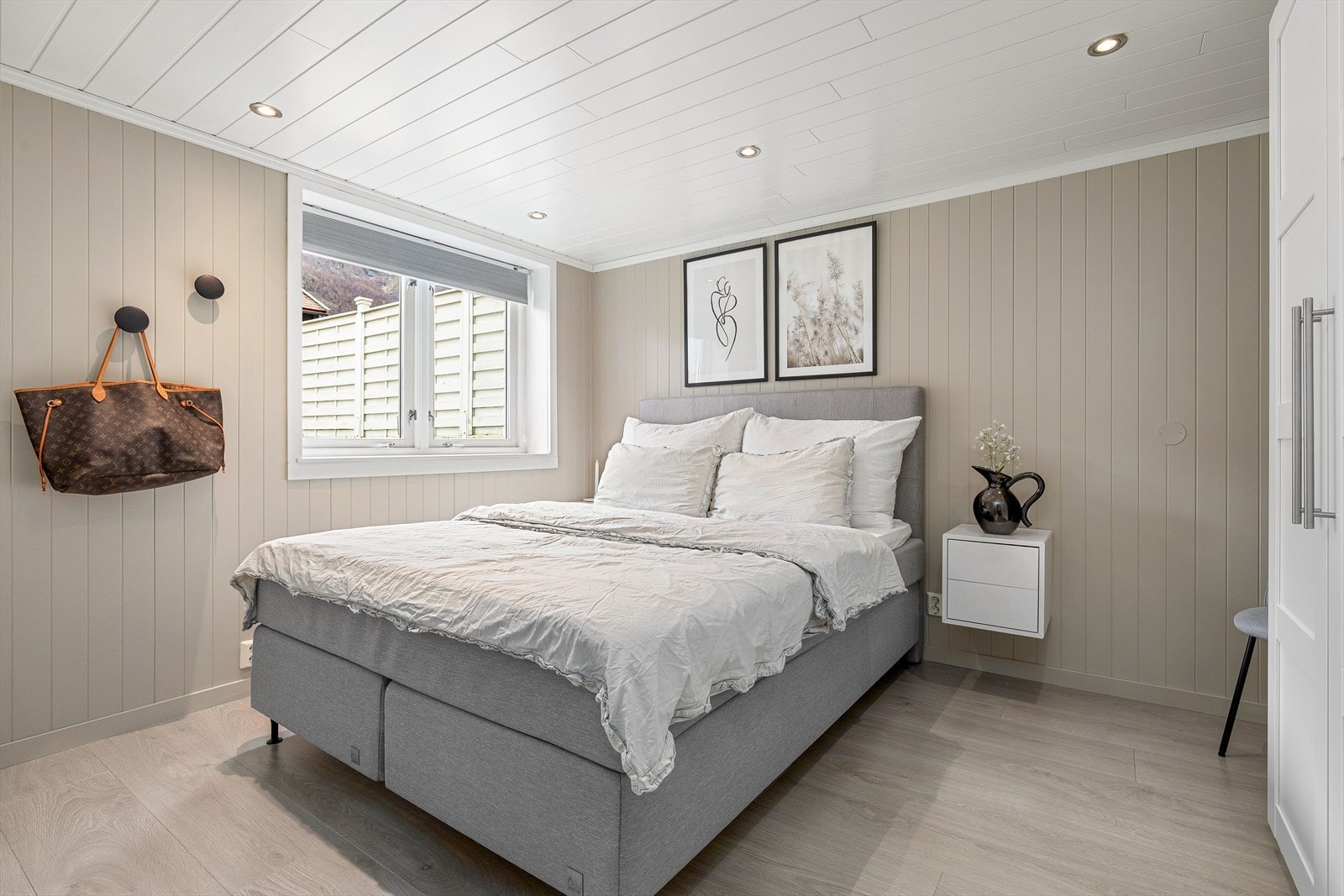 Hovudsoverom med god plass til ei romsleg seng og fleire garderobar til oppbevaring. Galleribilde