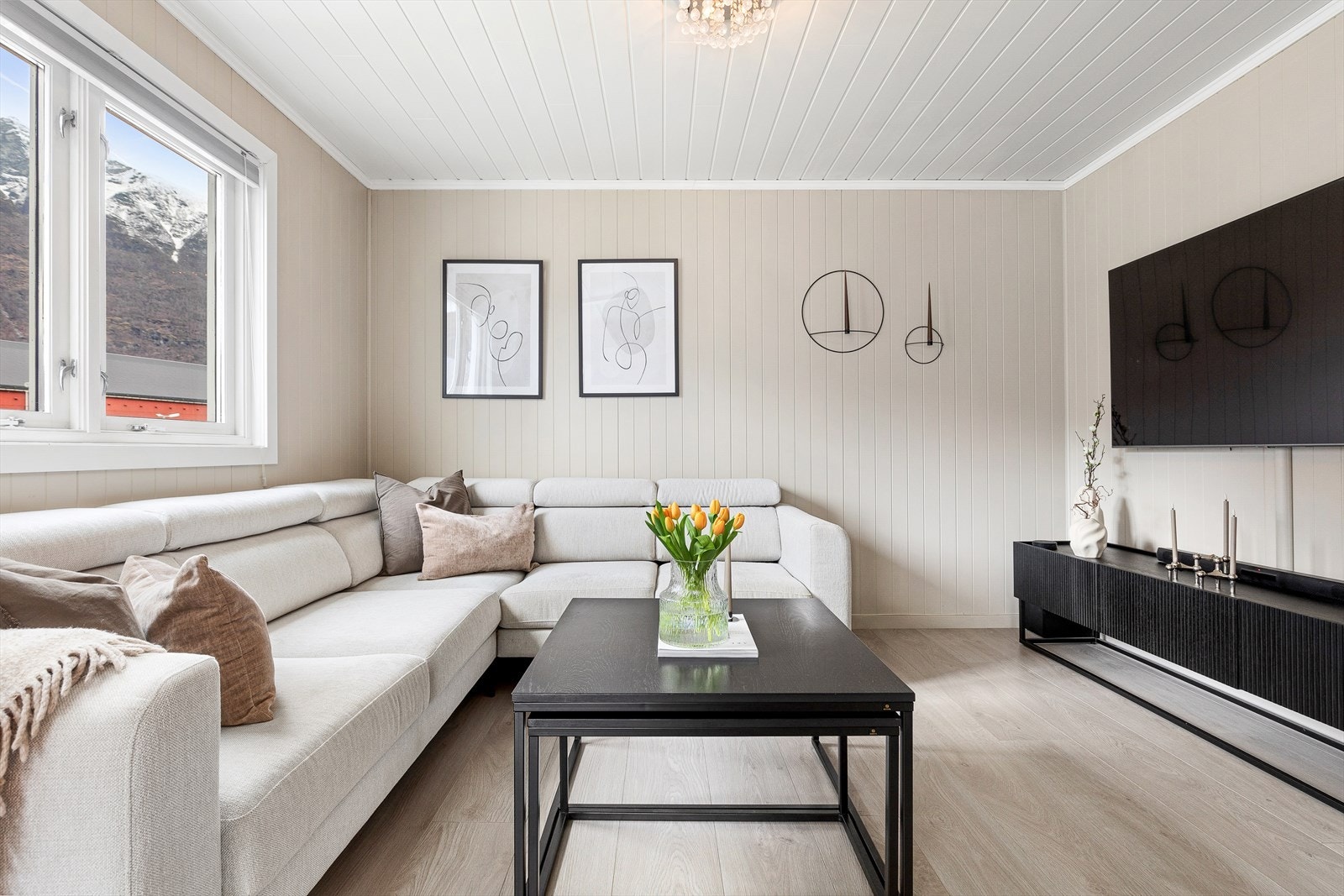 Koseleg sofakrok med plass til ein romsleg sofa og tv-møblement. Galleribilde