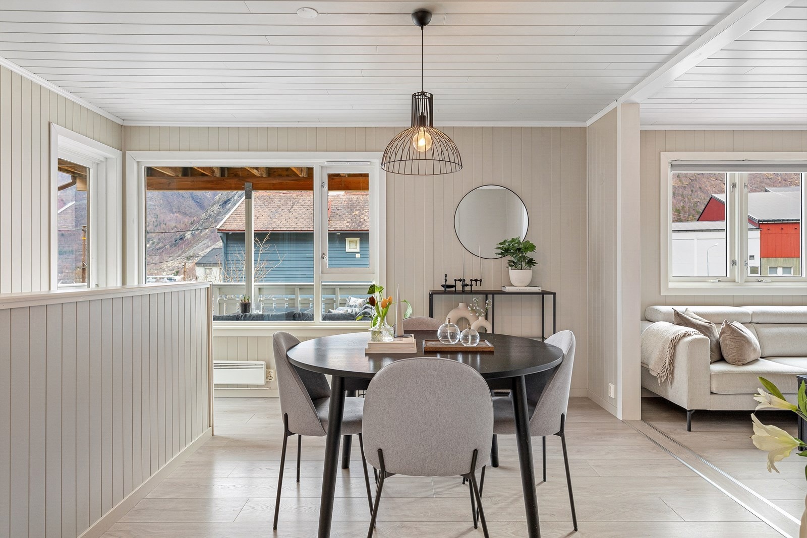 Leilegheita har trappetilkomst til underetasjen innreda med to soverom og gang. Galleribilde