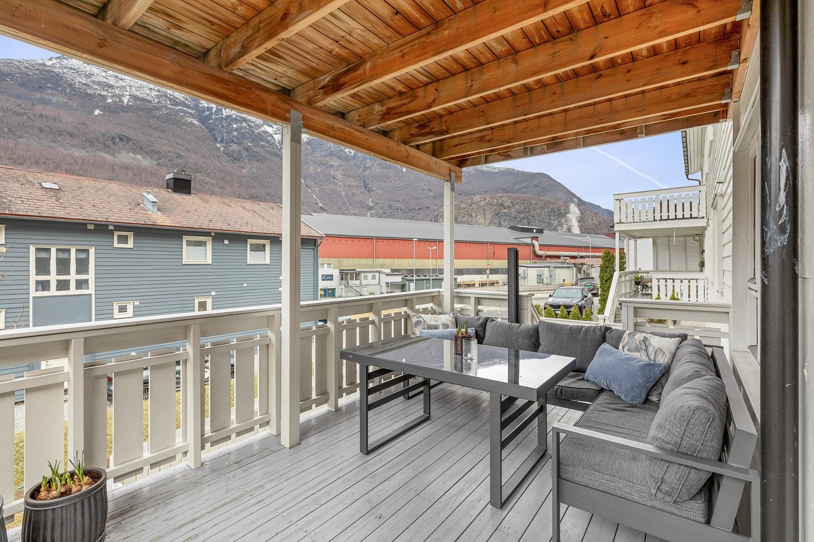 Frå stove har ein utgang til ein romsleg veranda med god plass til sittegruppe... Galleribilde