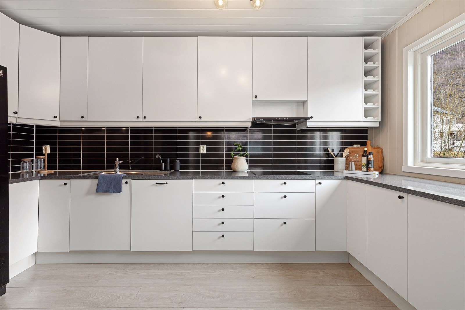 Ei innbydande og moderne leilegheit over to plan i eit fredeleg og tilbaketrekt nabolag i Øvre Årdal. Galleribilde