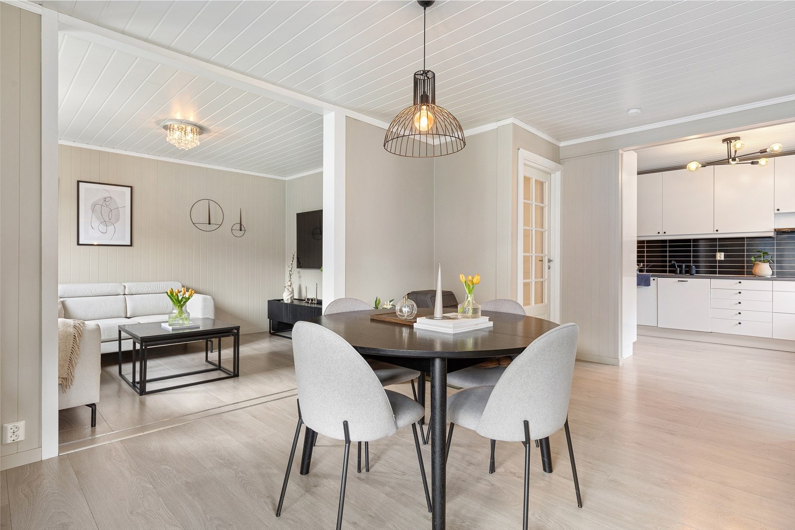 Her får du leilegheit med varme fargar og gjennomtenkte detaljar som skapar eit lunt og triveleg miljø. Galleribilde