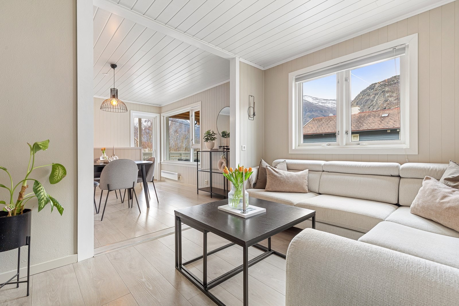 Leilegheita har ei open løysing med god plass til det ein måtte ynskje. Galleribilde