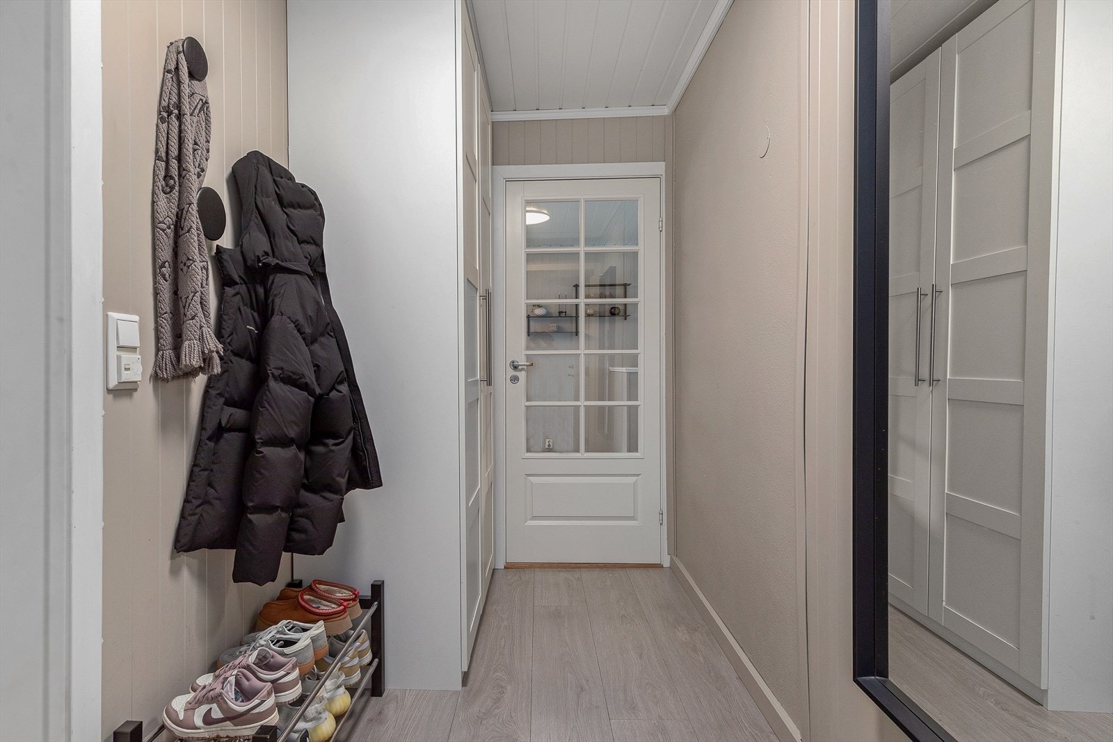 Gang med moglegheit for å henge frå seg kle og sette frå seg sko. Det er også garderobe for oppbevaring i gang som medfølger handelen. Galleribilde