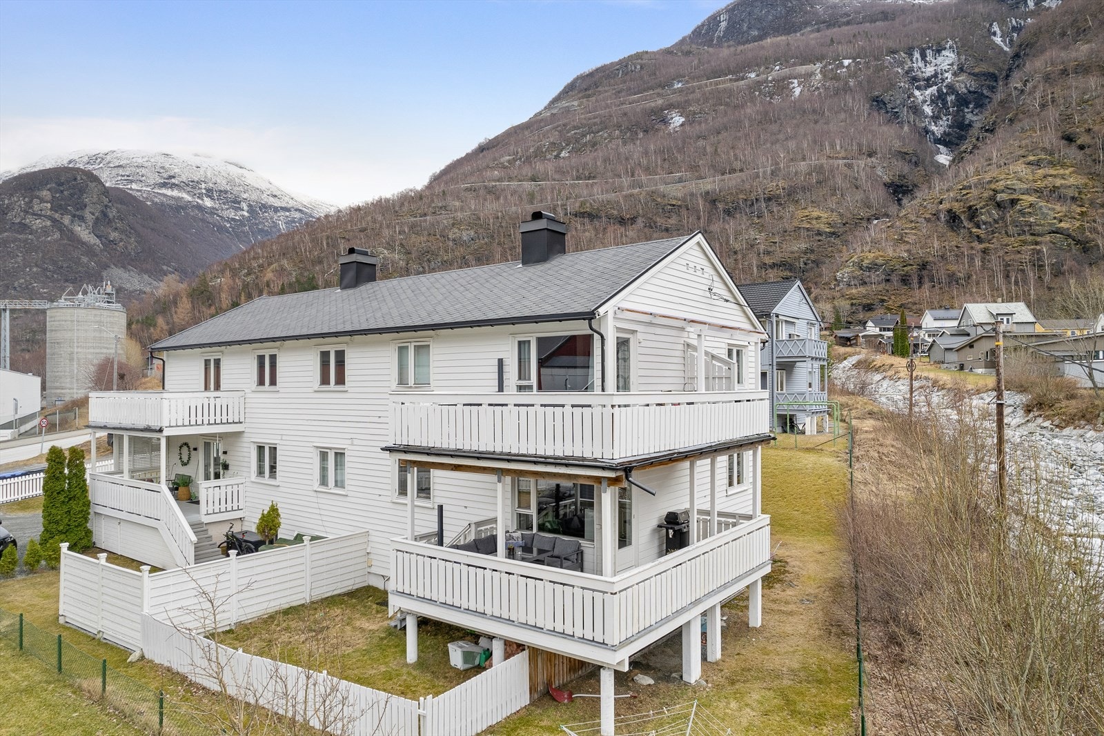 Frå veranda har ein tilkomst til hagedel disponert av seksjonen. Galleribilde